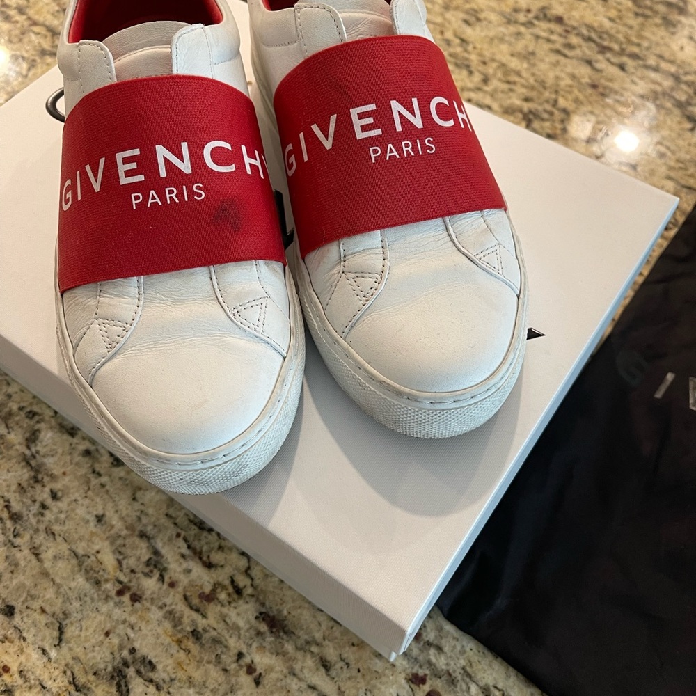 Givenchy - Picture 2 of 3